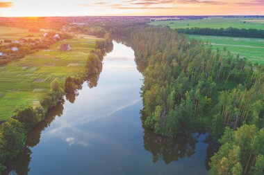 Gölün üzerinde büyülü gün doğumu. Kırsal peyzaj