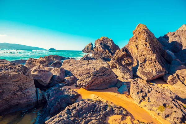 晴れた日の美しい岩の海景 — ストック写真
