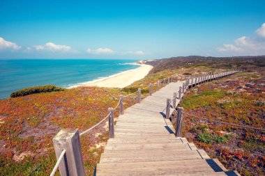 Paredes Panoramik Boardwalk. Polvoeiro ile Paredes, Portekiz ve Avrupa arasındaki Atlantik Okyanusu 'ndaki plaj.