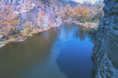 Kayalık kıyıları ile bir kanyon güzel dağ nehri