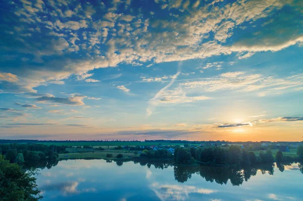 Magischer Sonnenuntergang Über Der Landschaft See Mit Einem Schönen Spiegelbild — Stockfoto