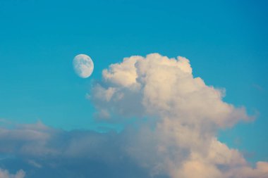 Ay ve bulutlar bir gün gökyüzünde