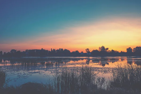 Kırsal Doğa Manzarası Gölün Üzerinde Gün Batımı Kırsal Sihirli Renkli — Stok fotoğraf
