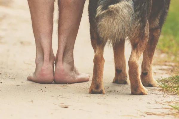 Uomo Che Cammina Piedi Nudi Con Cane Una Strada Sterrata — Foto Stock