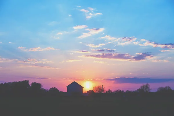 Paisagem Rural Noite Pôr Sol Silhueta Uma Aldeia Contra Belo — Fotografia de Stock