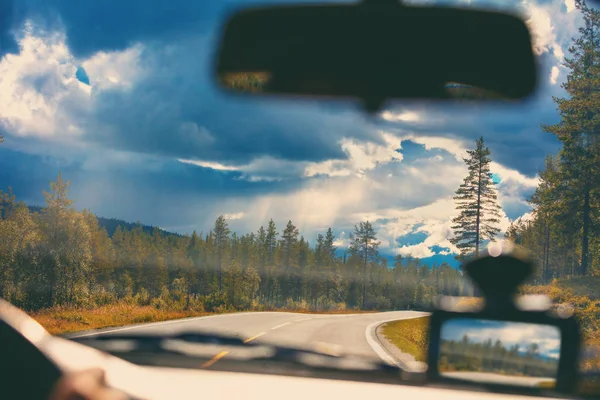 Autofahren Auf Einer Bergstraße Blick Aus Der Windschutzscheibe Der Schönen — Stockfoto