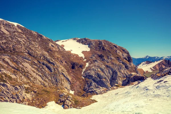 Toppen Berget Täckt Snö Sommaren Fjäll Landskap Solig Dag Vacker — Stockfoto