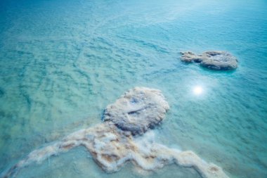 Mavi doğal arka plan. Ölü Deniz'in dokusu. Tuzlu deniz kıyısı arka planı