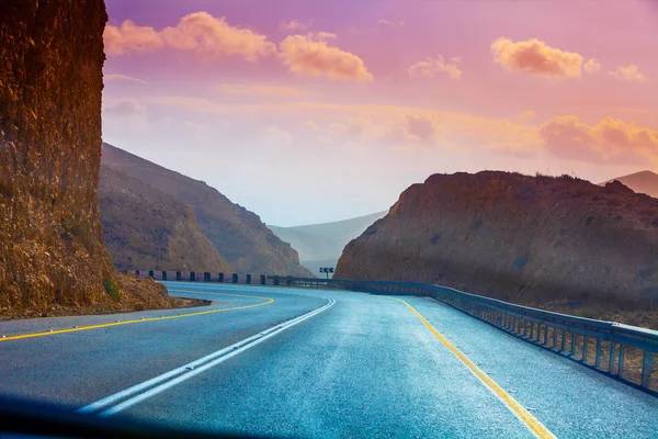 在沙漠的山路上开车 通过挡风玻璃欣赏砂岩山脉 从阿拉德到死海的路以色列 — 图库照片