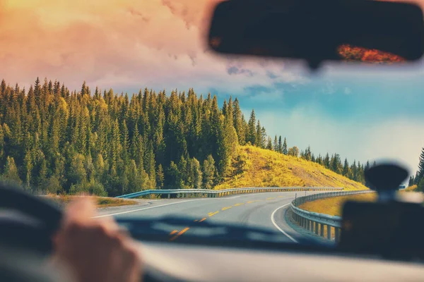 Conduzir Carro Numa Estrada Montanha Vista Pára Brisas Bela Natureza — Fotografia de Stock