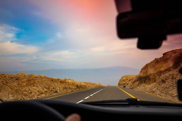 Водіння Автомобіля Гірській Дорозі Пустелі Вид Гори Піщанику Через Вітрове — стокове фото
