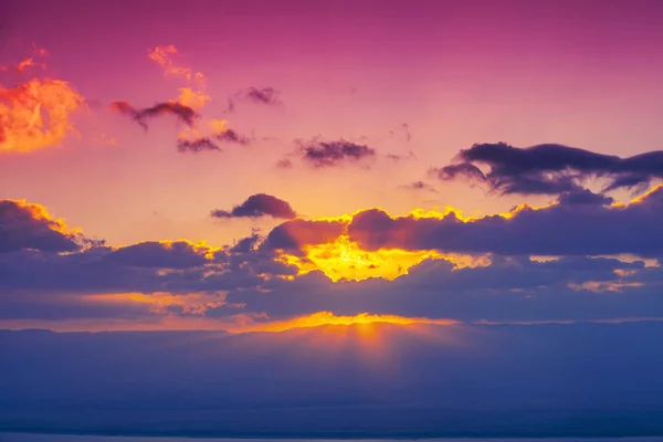 Bunter Bewölkter Himmel Bei Sonnenuntergang Sonnenuntergang Über Den Bergen Rosa — Stockfoto