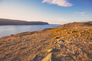 Barents denizi. Gün batımında güzel bir deniz kıyısı. Norveç 'in vahşi doğası. Nordkapp, Mageroya Adası