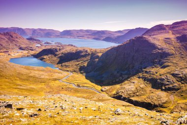 Fiyortun panoramik görüntüsü. Pembe gökyüzü ile alacakaranlık zamanı. Gün batımında güzel bir dağ manzarası. İskandinav doğası, Norveç