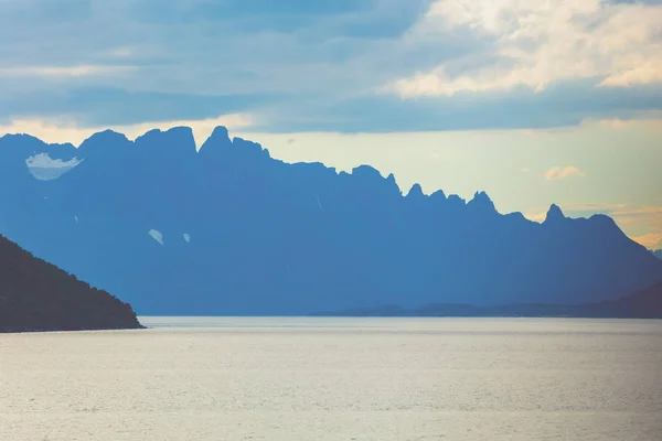 Fjord Vid Solnedgången Klippig Havsstrand Kvällen Norges Vackra Natur Pittoreska — Stockfoto