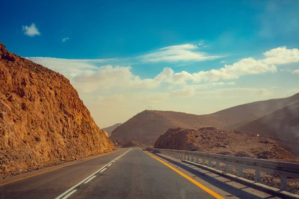 在以色列的山路上开车 沙漠景观 空荡荡的道路 从带条纹的天空从山景的汽车上观看 以色列 — 图库照片