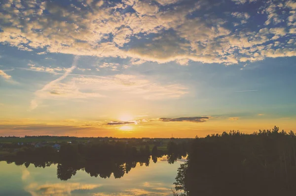 Magische Zonsopgang Boven Meer Met Een Prachtige Reflectie Het Water — Stockfoto