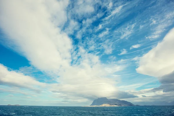 Vid Horisonten Klippor Havet Vackert Stenigt Havslandskap Med Dramatisk Molnig — Stockfoto