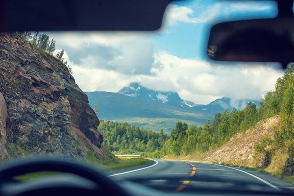 Conduzir Carro Numa Estrada Montanha Estrada Entre Montanhas Bela Natureza — Fotografia de Stock
