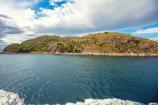 Ilha Montanha Horizonte Pedras Mar Bela Paisagem Marinha Rochosa Com — Fotografia de Stock