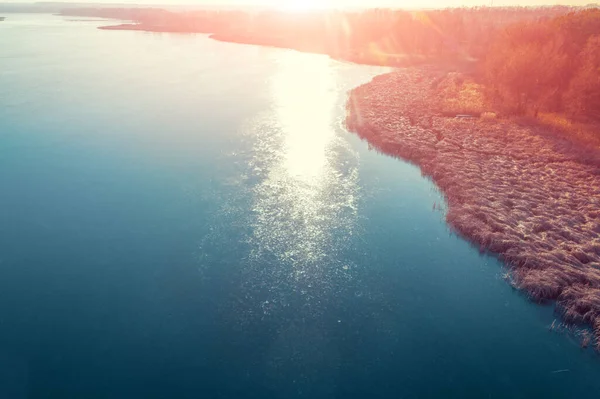 Вид Озеро Ранньою Весною Серійне Озеро Сонячний День Природа — стокове фото