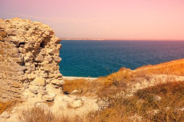 Caffa (Feodosia) Kırım 'ın Ceneviz Kalesi' nin kalıntıları. Dağdan deniz manzarası ve Feodosia şehri. Deniz doğası manzarası