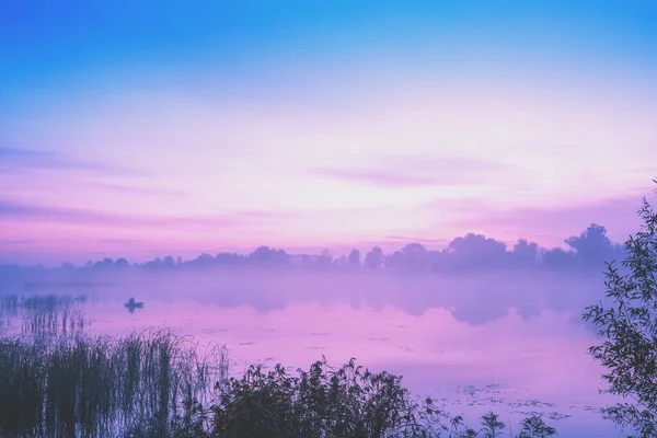 Nascer Sol Mágico Sobre Lago Misty Manhã Cedo Paisagem Rural — Fotografia de Stock