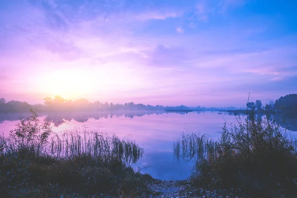 Gölün Üzerinde Sihirli Gün Doğumu Puslu Bir Sabah Kırsal Alan — Stok fotoğraf
