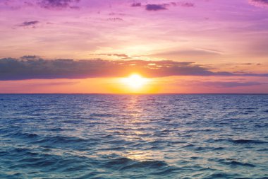 Denizin üzerinde gün batımı