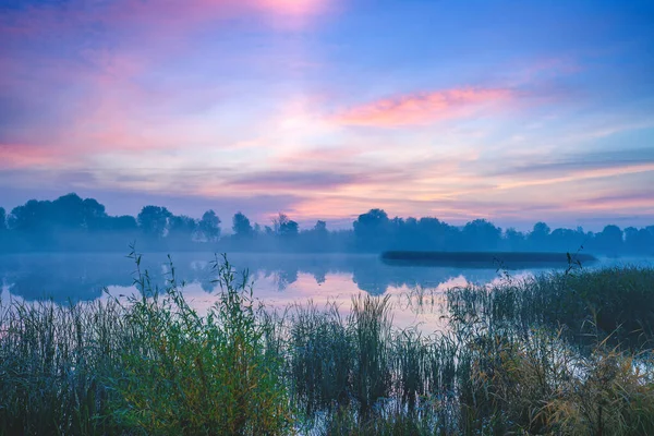 Волшебный Восход Солнца Над Озером Рано Утром Туманно Сельский Пейзаж — стоковое фото