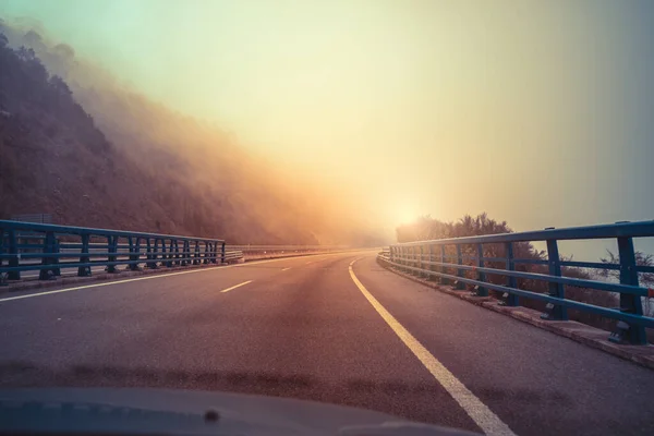 Över Överfarten Genom Vindrutan Vackert Dimmiga Morgonlandskap Med Motorväg Bro — Stockfoto