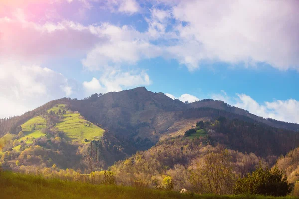 晴れた日には美しい山々 青い曇り空に対する山の景色 美しい自然景観 ヨーロッパ スペイン — ストック写真