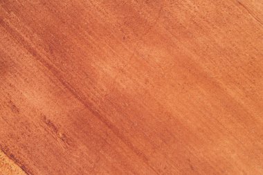 Toprak dokusu arka planı. Baharın başında sürülmüş tarla. Kahverengi arazi yüzeyi