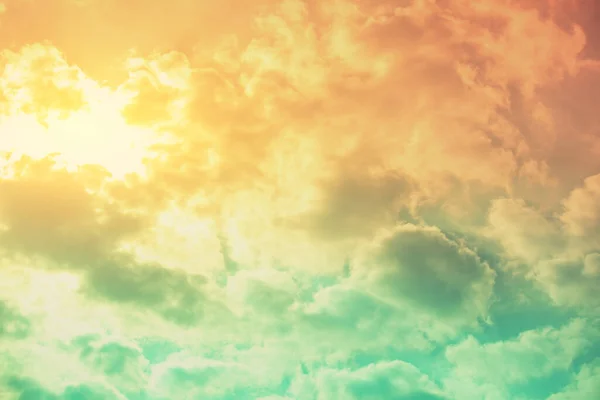 Cielo Nublado Colorido Atardecer Sol Brilla Través Las Nubes Gradiente — Foto de Stock
