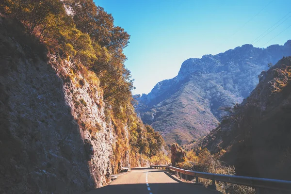 阳光灿烂的日子里 透过挡风玻璃眺望美丽的山景 在皮科斯德欧罗巴国家公园的高山弯道上开车 坎塔布里亚 西班牙 — 图库照片