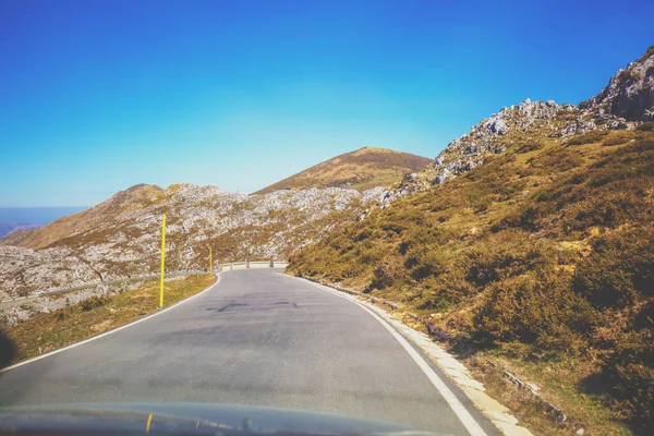 View Beautiful Mountain Landscape Windscreen Sunny Day Driving Car Mountain — Stock Photo, Image