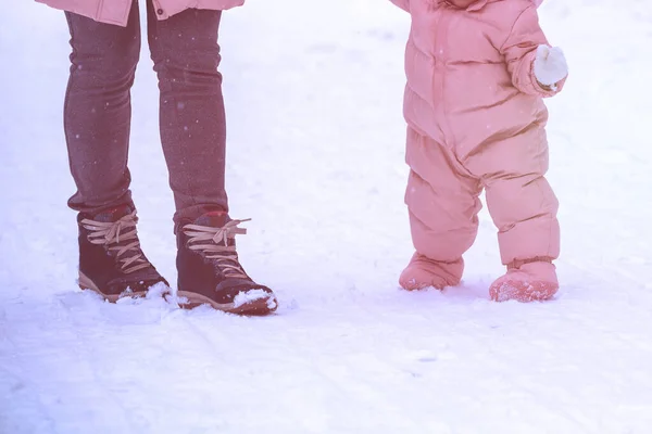Первые Шаги Мама Держит Ребенка Руку Мама Дочка Зимой Ходят — стоковое фото