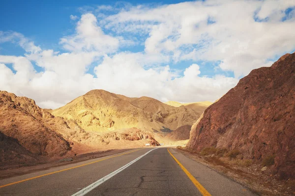 在以色列山路开车 沙漠景观 空荡荡的路在阳光灿烂的日子里 从山景的小轿车上眺望风景 以色列 — 图库照片