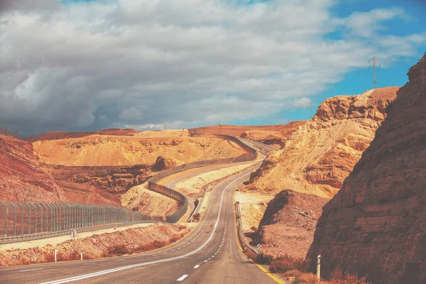 在以色列山路开车 沙漠景观 空荡荡的路这条公路沿着以色列与埃及的边界 在阳光灿烂的日子里 从汽车上眺望山水的景色 以色列 — 图库照片