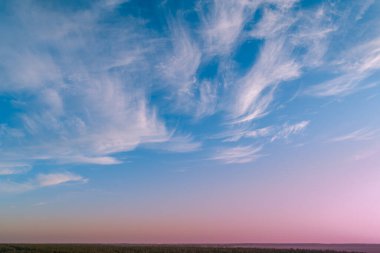 Gün batımında renkli bulutlu bir gökyüzü. Rengi değişmiş. Gökyüzü dokusu. Soyut doğal arkaplan