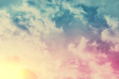 Gün batımında renkli bulutlu bir gökyüzü. Güneş bulutların arasından parlıyor. Renk farkı. Gökyüzünün dokusu. Soyut doğal arkaplan