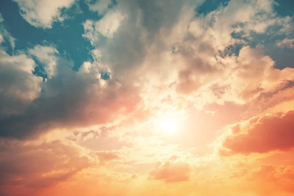 日没のカラフルな曇天 太陽は雲を通して輝いている 色グラデーション 空の質感 要旨自然背景 — ストック写真