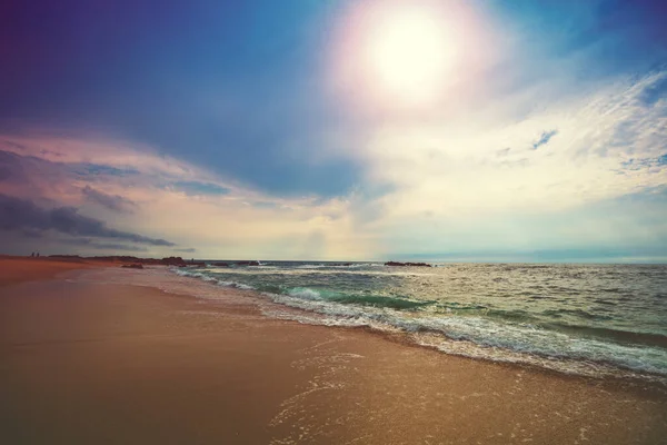 Seascape Večerních Hodinách Západ Slunce Pláži Písečné Pobřeží Krásnou Oblohou — Stock fotografie