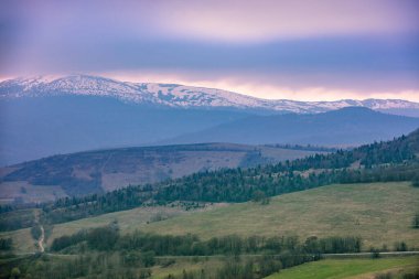 Sabahın erken saatlerinde dağların silueti. Baharın başındaki dağların manzarası. Güzel doğa manzarası. Karpat Dağları. Ukrayna