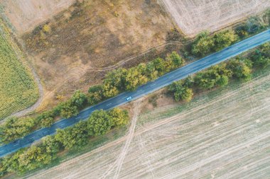 Bahar kırsal manzarası, hava manzarası. Tarlaların ve köy yollarının manzarası