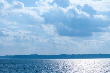 Güneşli bir günde güzel bulutlu bir gökyüzü