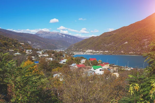 Mountain Lake Bela Vista Panorâmica Outono Vale Reservatório Zhinvali Aldeia — Fotografia de Stock