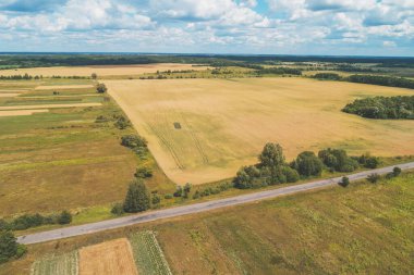 Yazın kırsal alan. Hava görüntüsü. Köyün manzarası ve güzel gökyüzü olan ekilebilir alanlar.