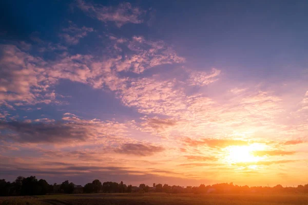 Värikäs Pilvinen Taivas Auringonlaskun Aikaan Kalteva Väri Taivas Rakenne Abstrakti — kuvapankkivalokuva