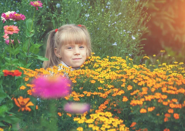 Kleines Mädchen Versteckt Sich Blumen Sommergarten — Stockfoto